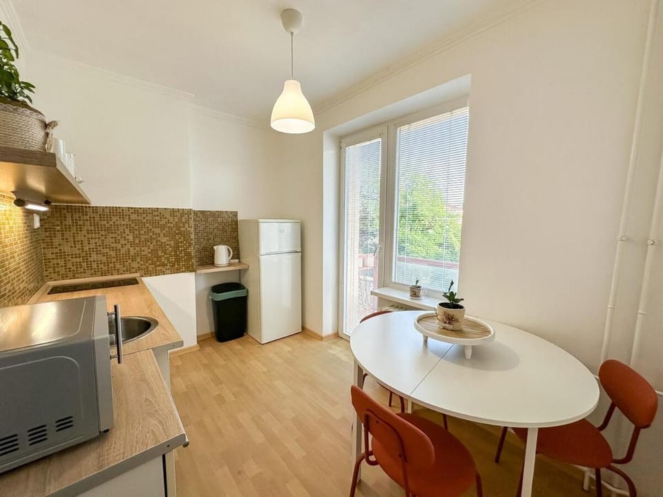 Kitchen or kitchenette, Seating area, Dining area, stove