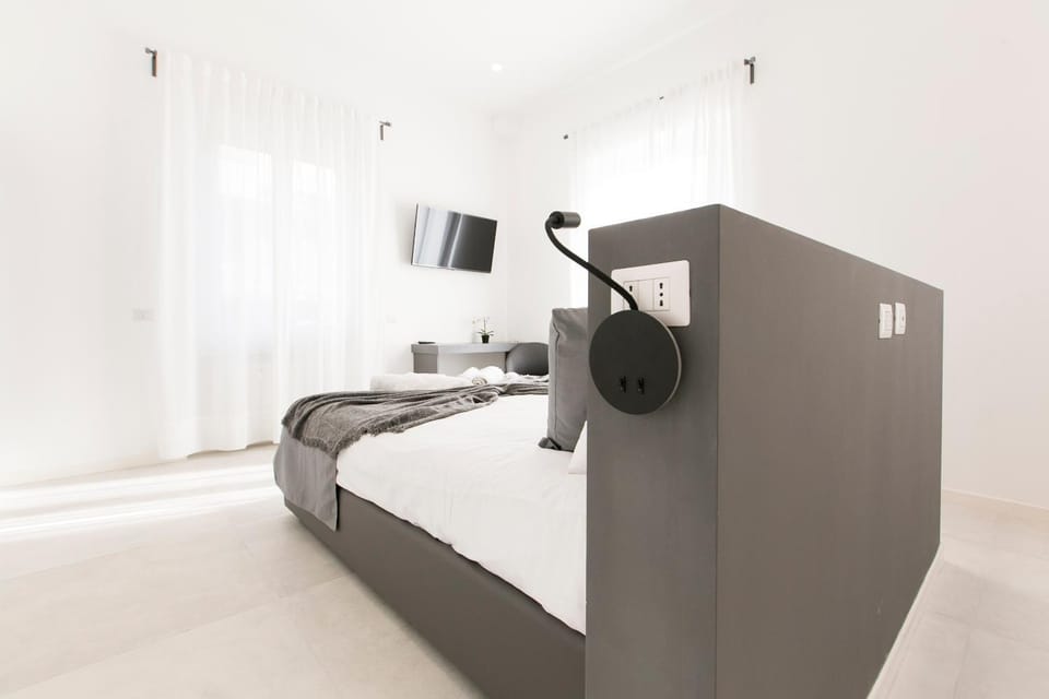 Bed, TV and multimedia, Photo of the whole room, Bedroom