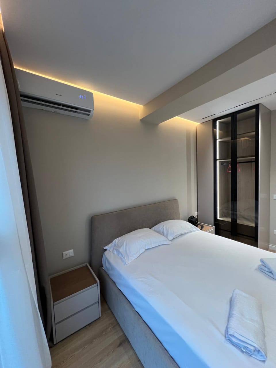 Bed, Bedroom, air conditioner