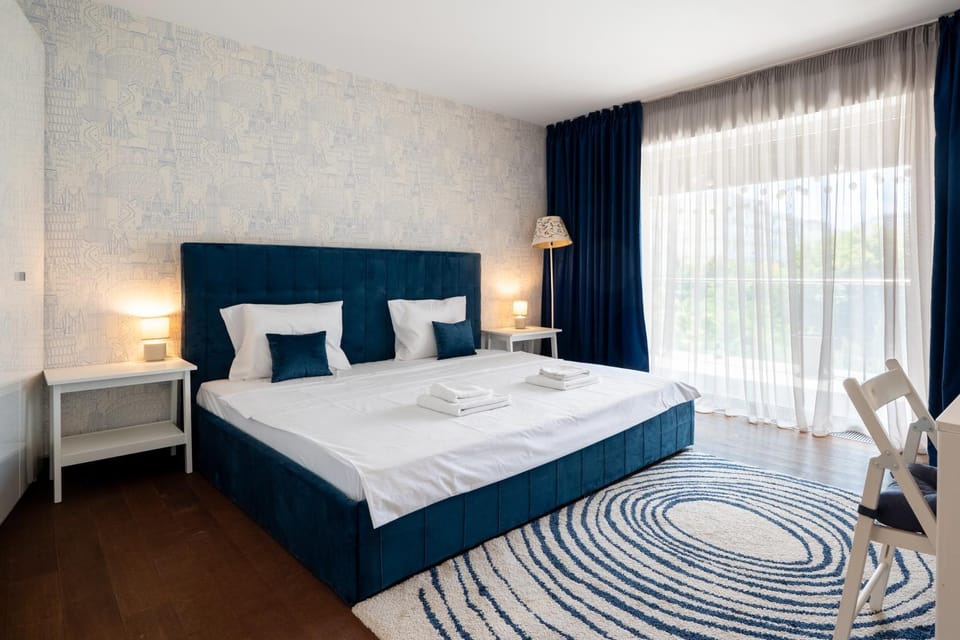 Bed, Balcony/Terrace, Photo of the whole room, Bedroom, flat iron, towels, wardrobe, air conditioner