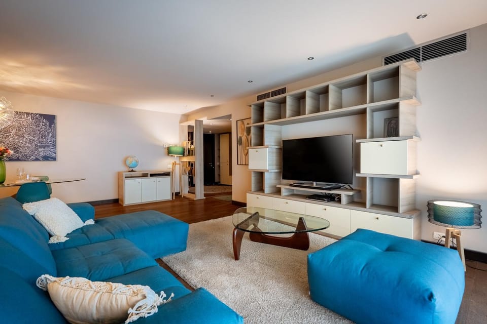 TV and multimedia, Living room, Seating area, Evening entertainment, air conditioner