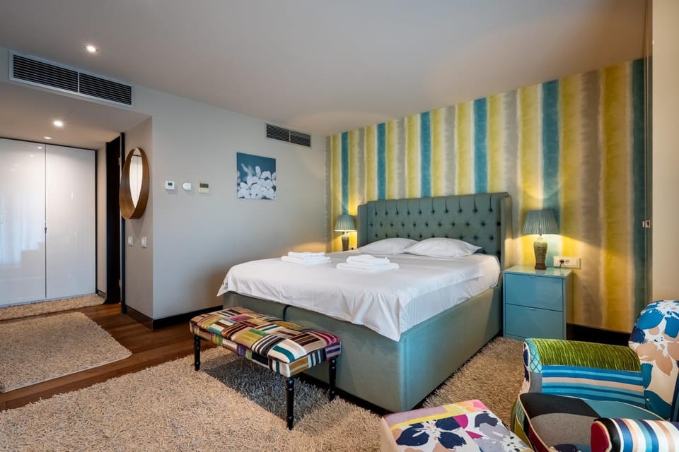 Bed, TV and multimedia, Photo of the whole room, Bedroom, flat iron, wardrobe, air conditioner