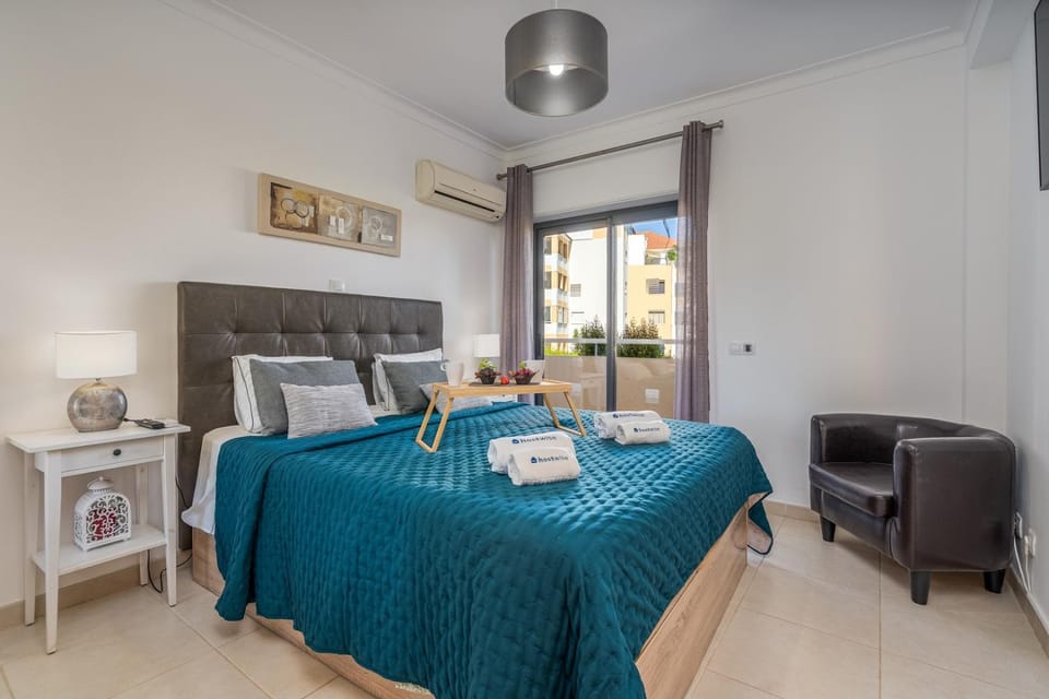Bed, TV and multimedia, Bedroom