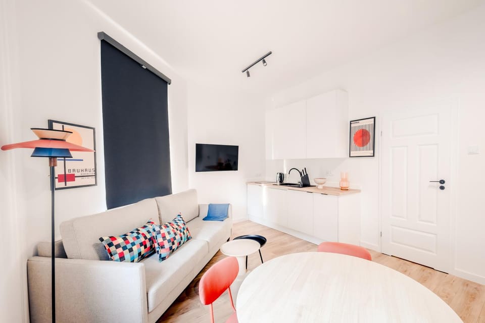 Bed, TV and multimedia, Kitchen or kitchenette, Living room, Photo of the whole room, Seating area, Dining area, Bedroom