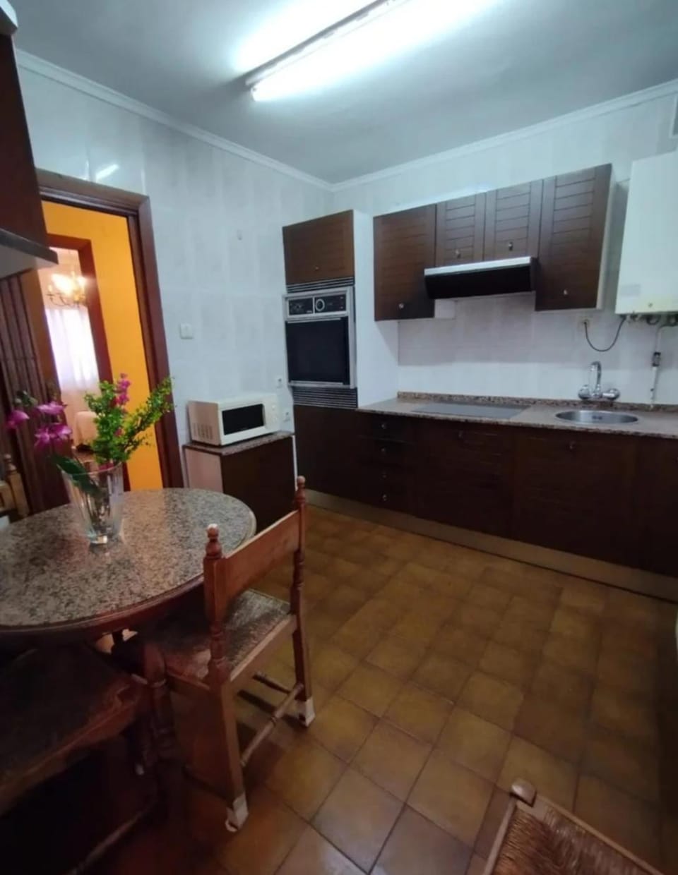 Kitchen or kitchenette, Dining area, oven