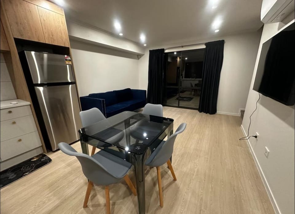 Two Bedrooms With Two Bathrooms Apartment in Hamilton