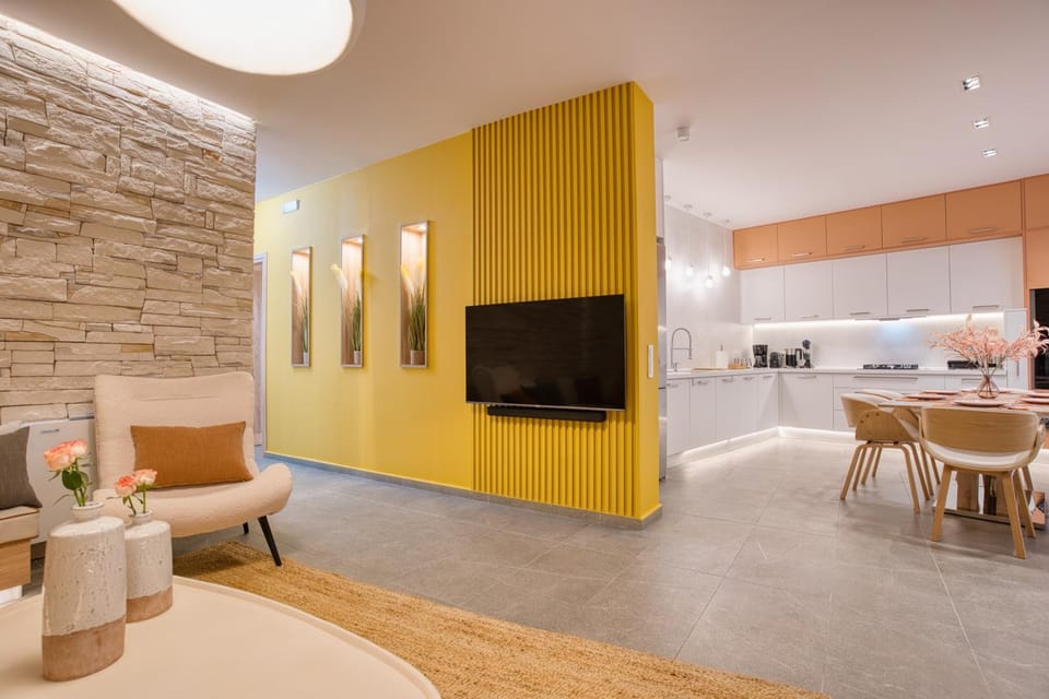 Communal lounge/ TV room, TV and multimedia, Seating area, Dining area