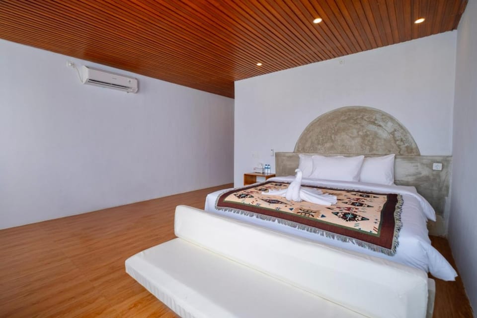 Bed, Photo of the whole room, Bedroom, towels, air conditioner