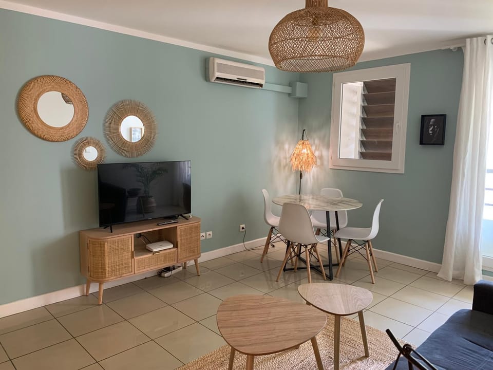 Communal lounge/ TV room, Meals, air conditioner