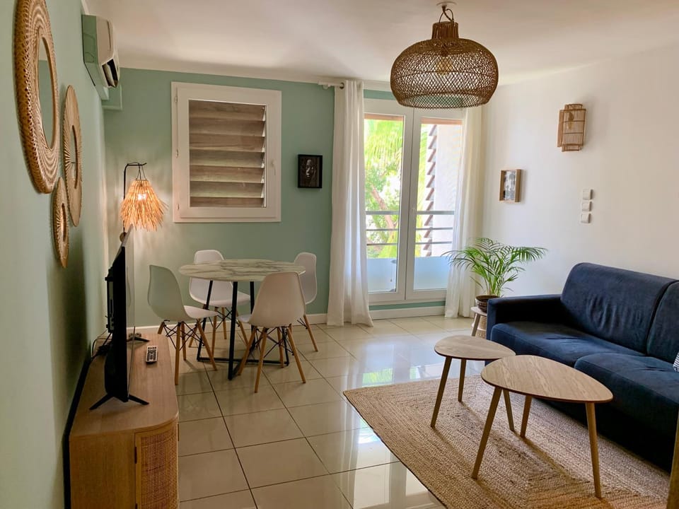 Communal lounge/ TV room, Living room, Meals