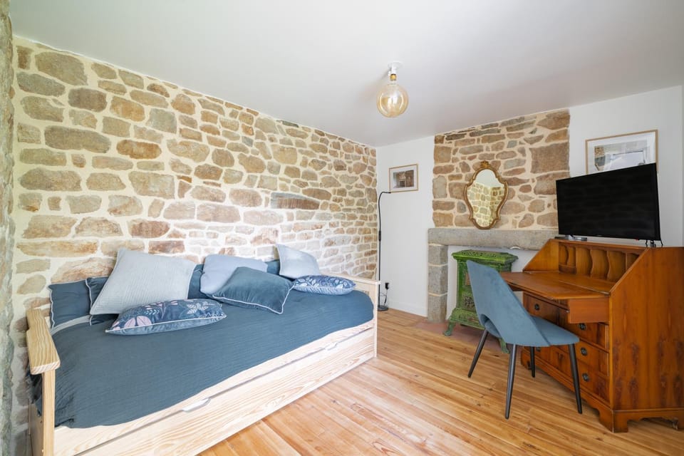 Bed, Living room