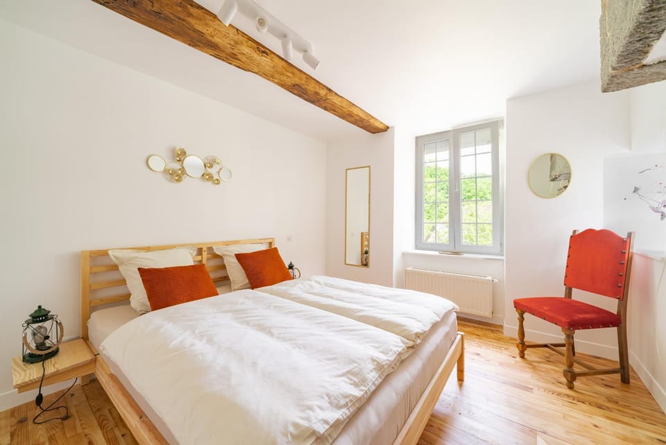 Photo of the whole room, Bedroom