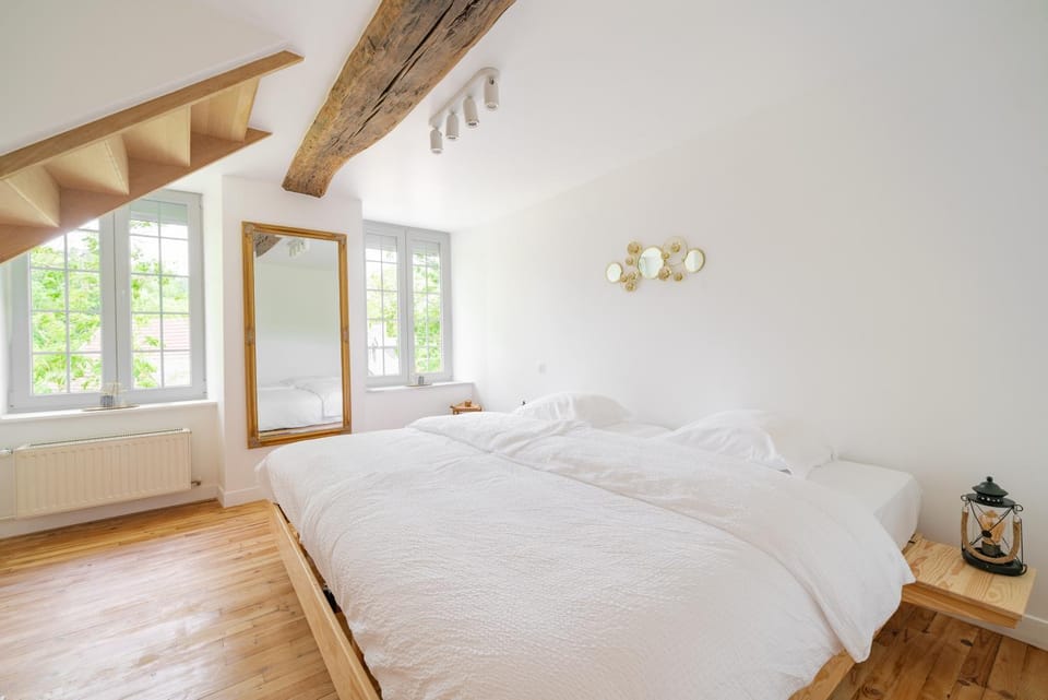 Photo of the whole room, Bedroom
