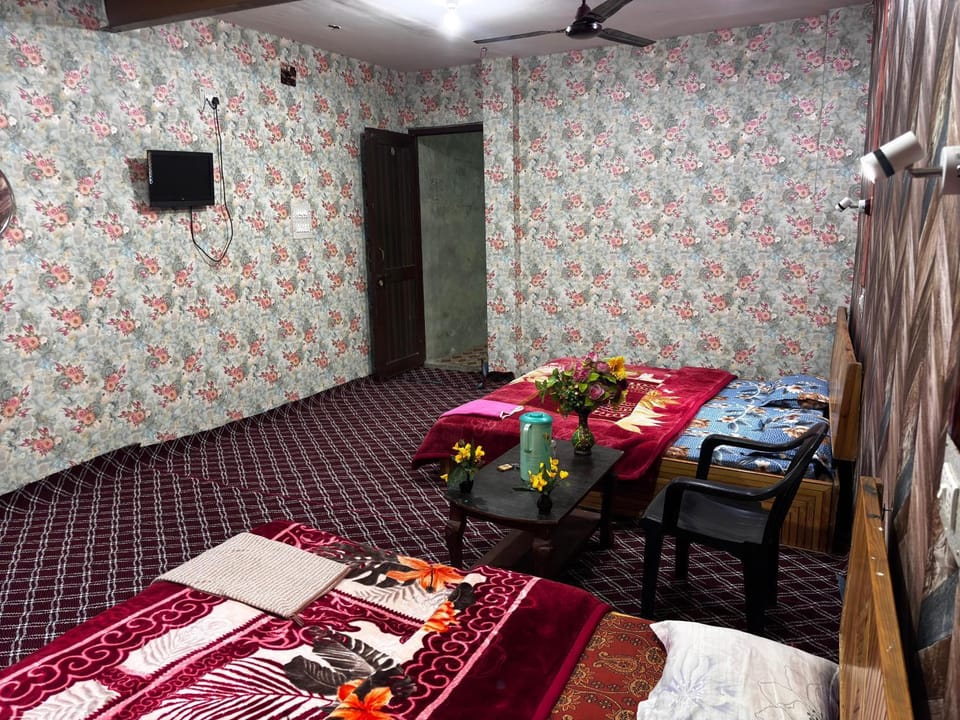 Aziz Guest House Near dal lake Bed and Breakfast in India