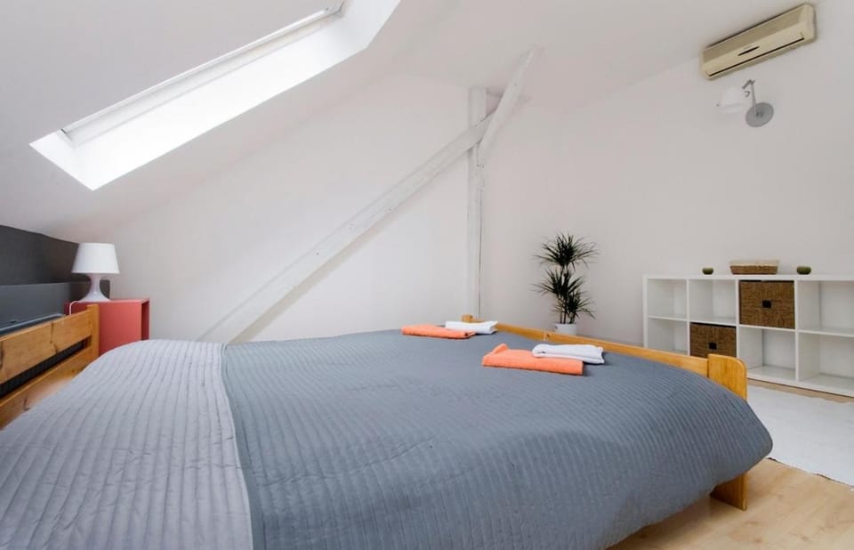 Bed, Photo of the whole room, Bedroom, towels, air conditioner