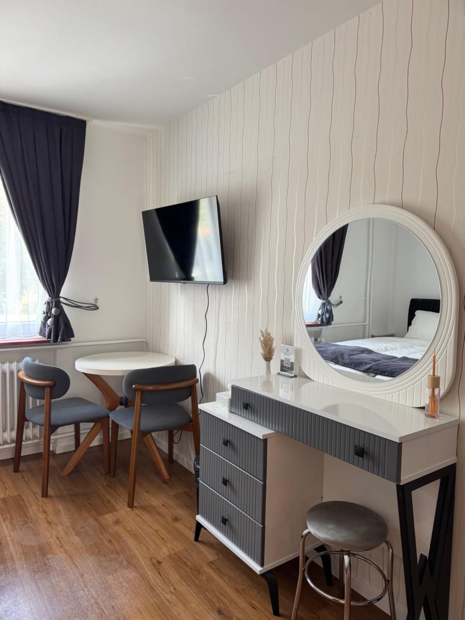 TV and multimedia, Photo of the whole room, Bedroom