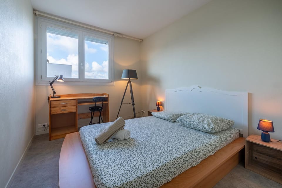 Photo of the whole room, Bedroom