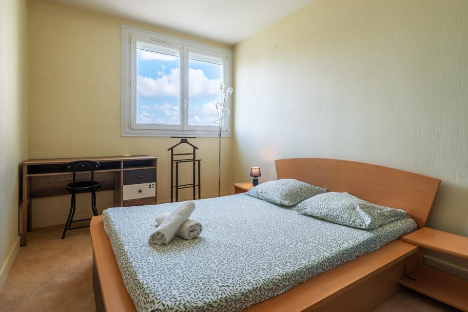 Photo of the whole room, Bedroom