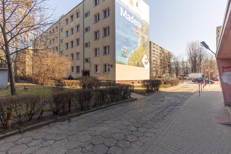Property building, Neighbourhood, Location