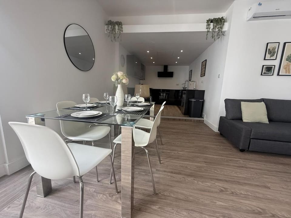 Stylish 3 bed spacious flat Apartment in Brentwood