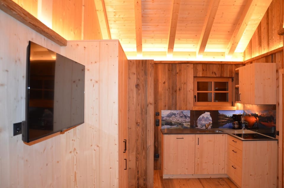 TV and multimedia, Kitchen or kitchenette, Living room