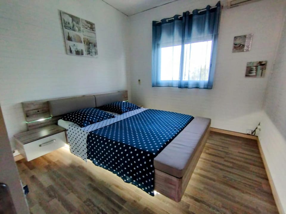 Bed, Bedroom, air conditioner