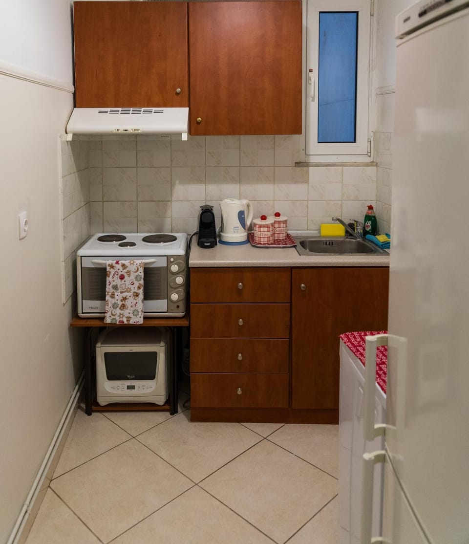 Kitchen or kitchenette, oven, stove
