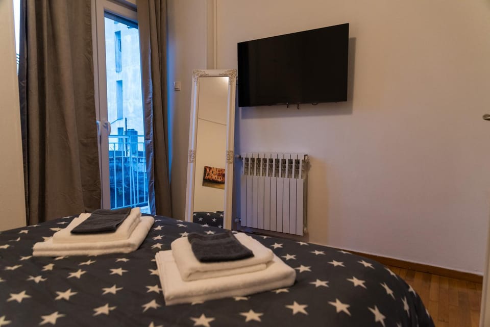 Bed, TV and multimedia, Photo of the whole room, Bedroom, towels