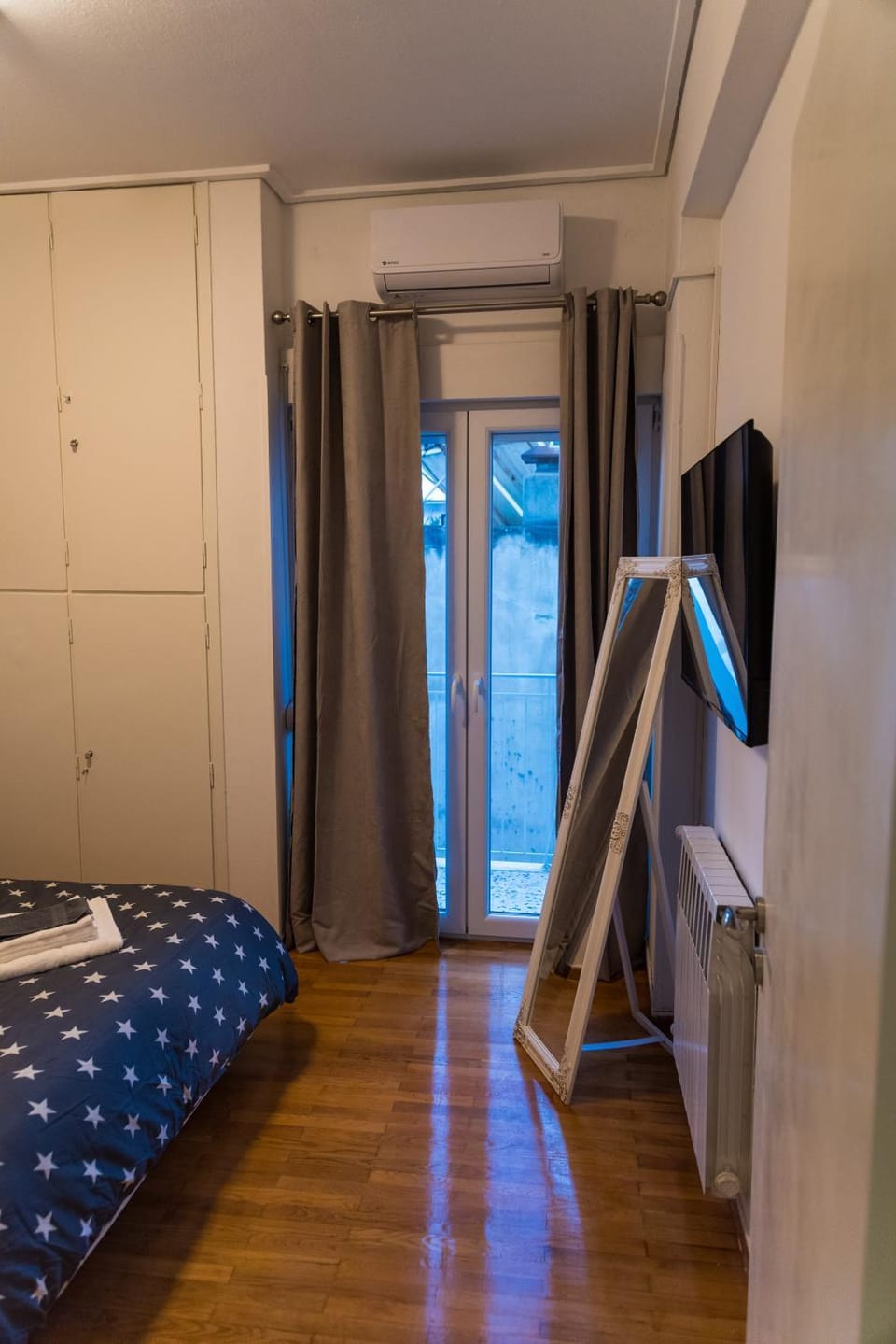 Bed, TV and multimedia, Photo of the whole room, Bedroom, wardrobe, air conditioner
