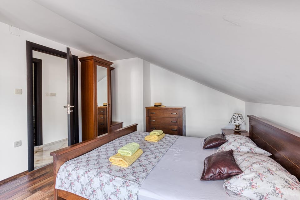 Bed, Bedroom, towels, wardrobe