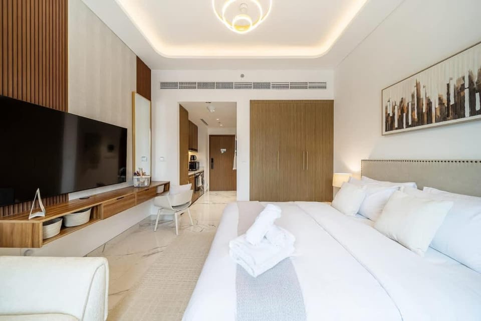 Bed, TV and multimedia, Photo of the whole room, Bedroom, towels, wardrobe, air conditioner