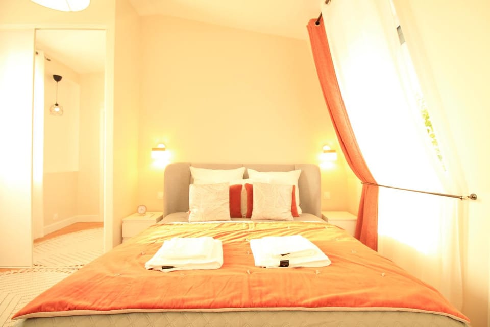 Bed, Photo of the whole room, Bedroom, towels, wardrobe