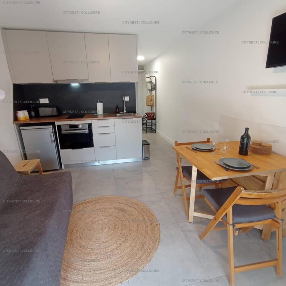 Kitchen or kitchenette, Living room, Dining area, oven, stove