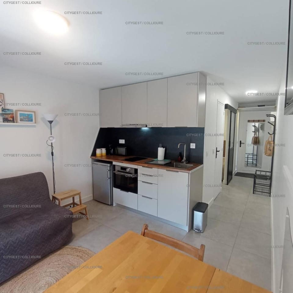 Kitchen or kitchenette, Living room, oven, stove