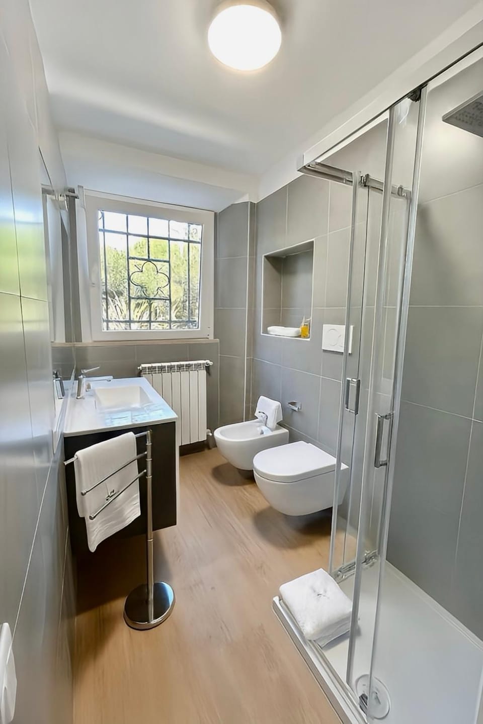 Shower, Toilet, Bathroom, bidet, towels