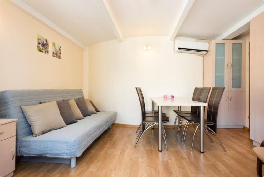 Living room, Seating area, Dining area, air conditioner