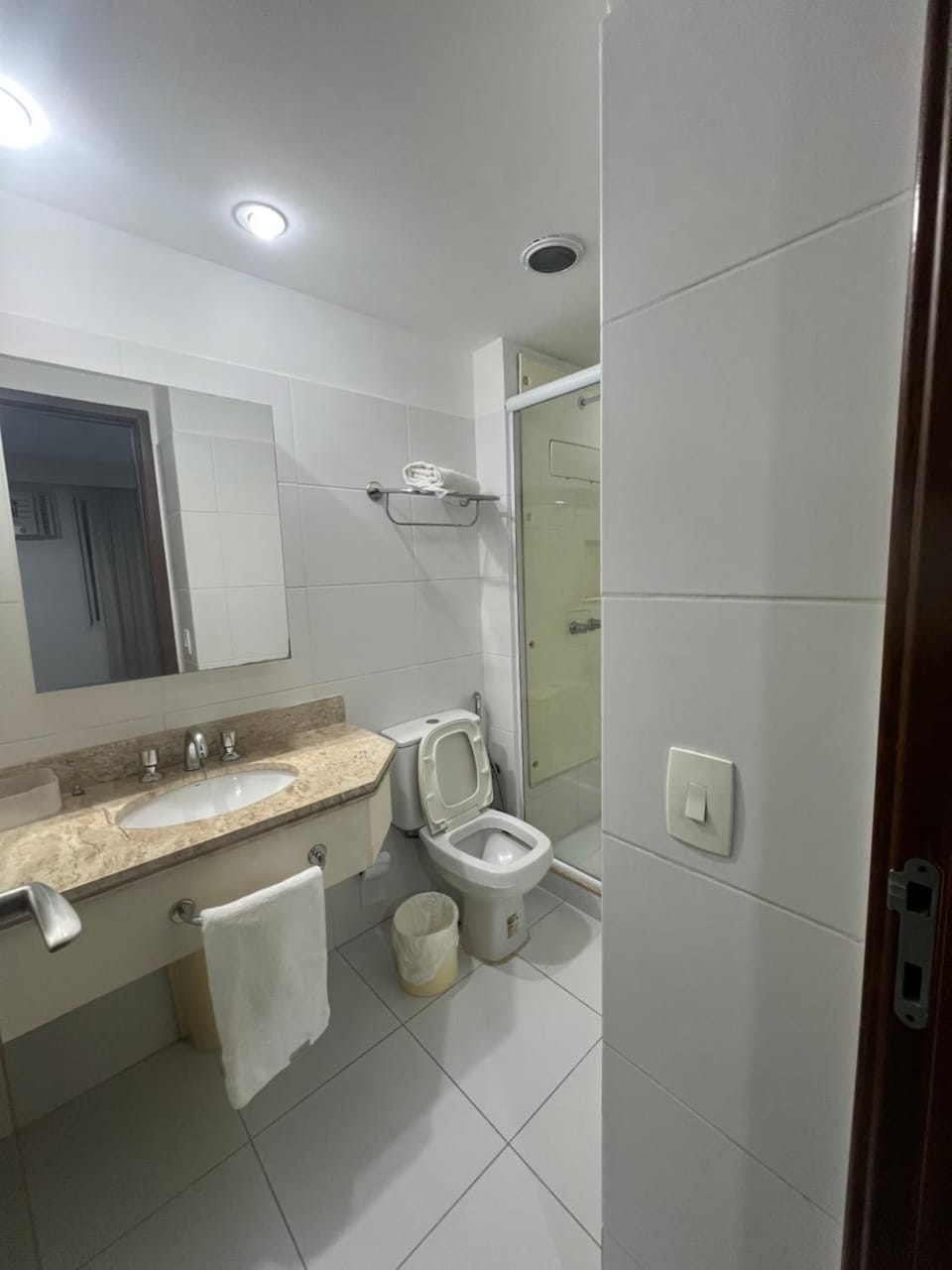 Shower, Toilet, Bathroom, towels