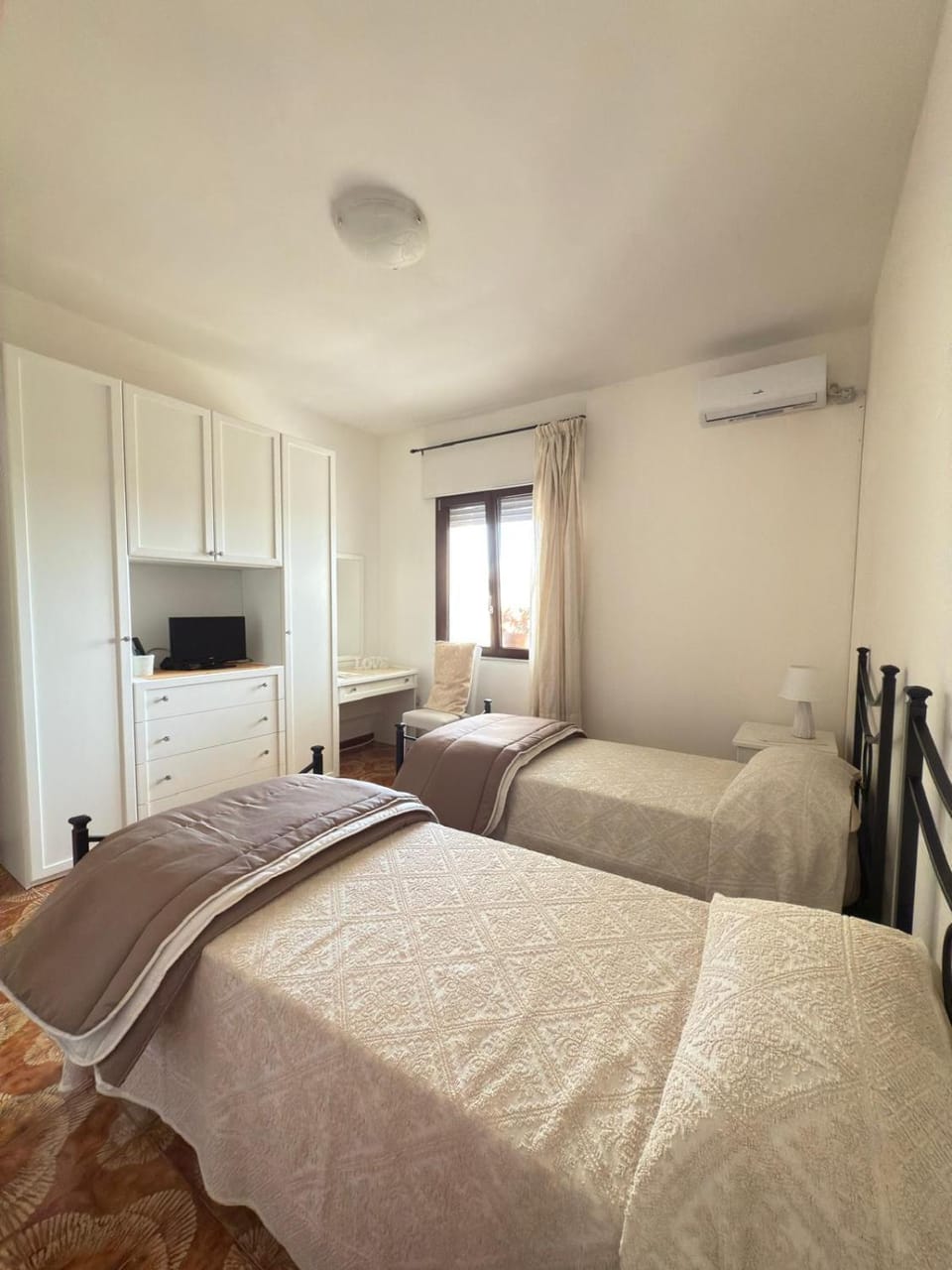 Photo of the whole room, Bedroom