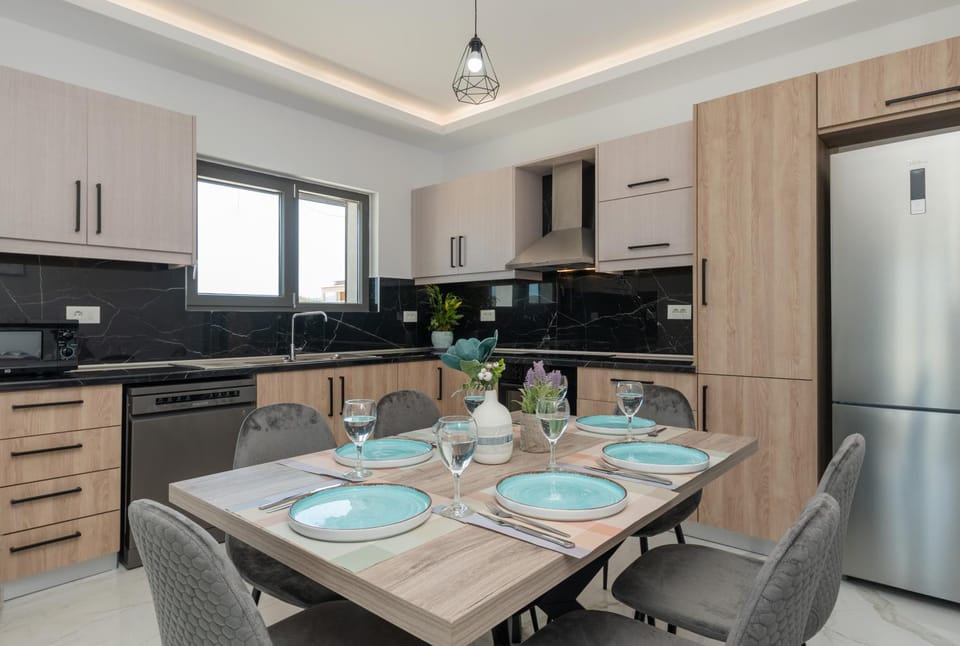 Kitchen or kitchenette, Dining area, dishwasher, oven