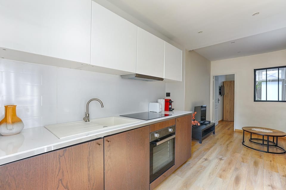 Kitchen or kitchenette, oven, stove