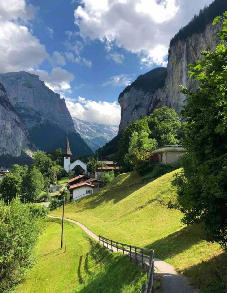 Postcard View-Romantic Retreat-Outdoor Dining Apartment in Lauterbrunnen