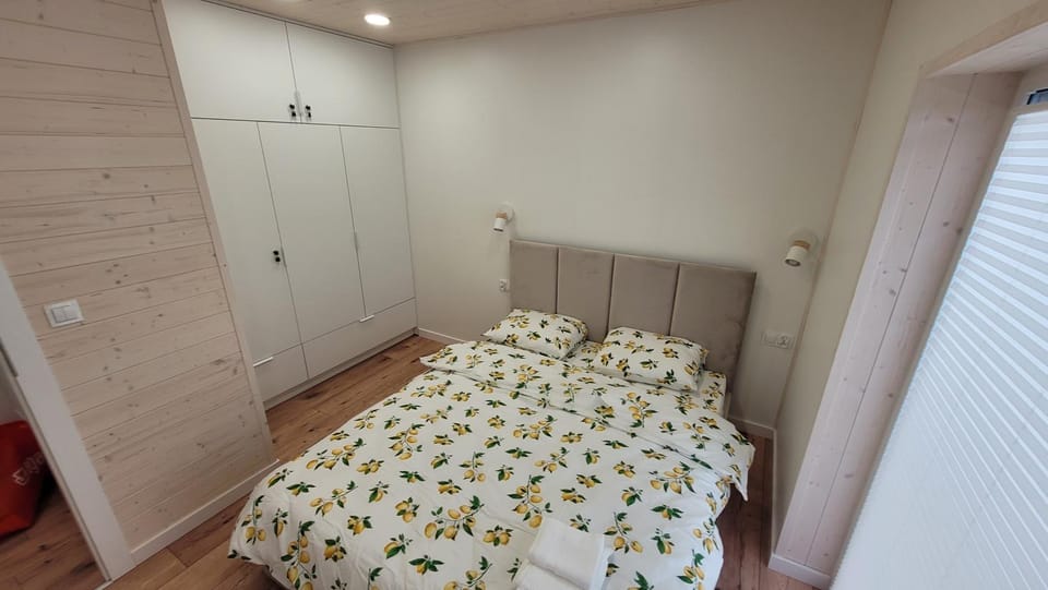 Bed, Photo of the whole room, wardrobe