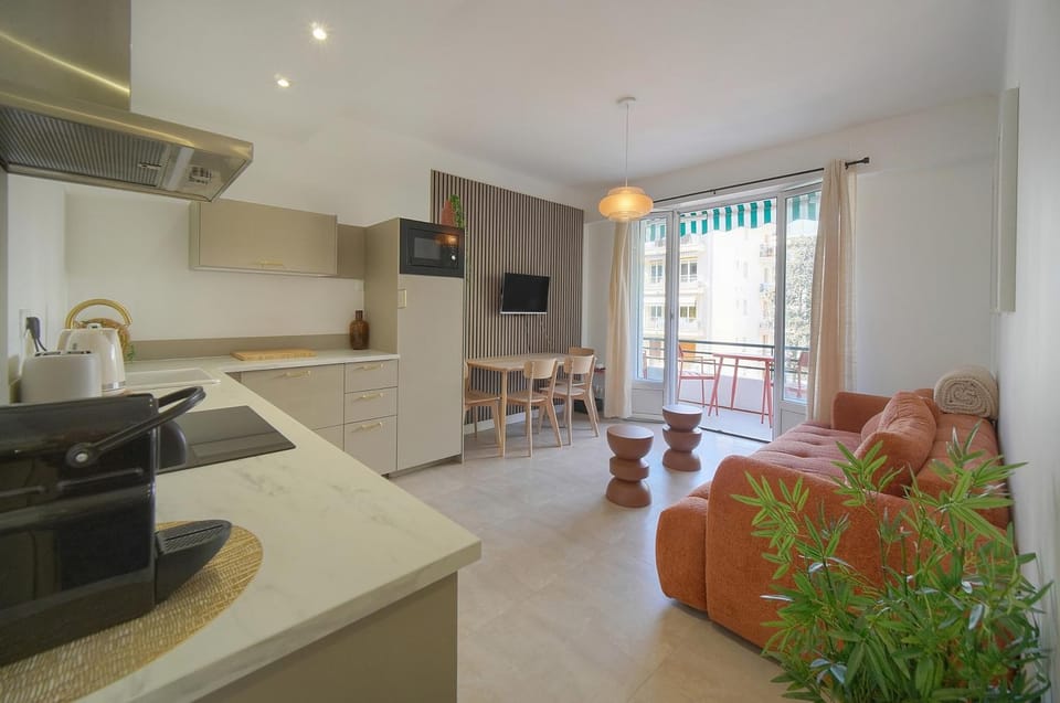 TV and multimedia, Kitchen or kitchenette, Living room, Dining area, stove