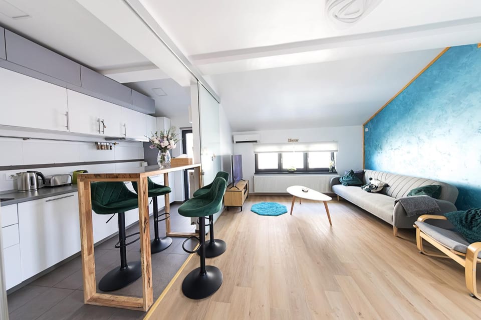 Kitchen or kitchenette, Living room, Seating area, Dining area