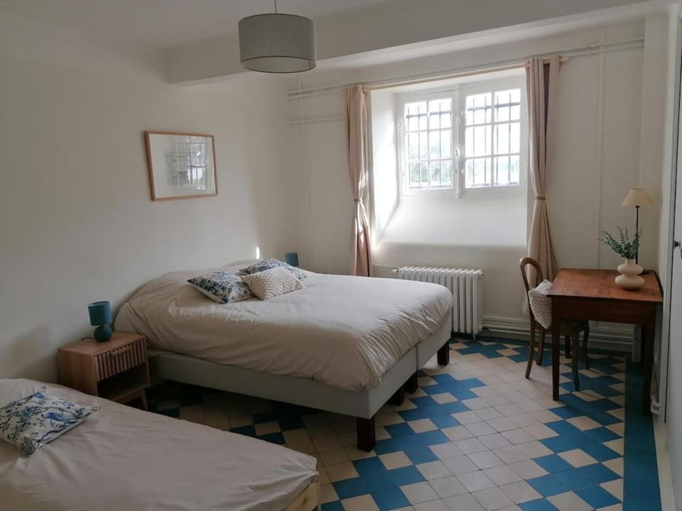 Photo of the whole room, Bedroom