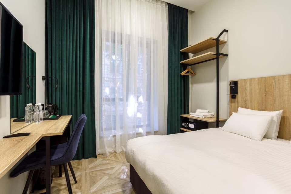 Bed, TV and multimedia, Photo of the whole room, Bedroom