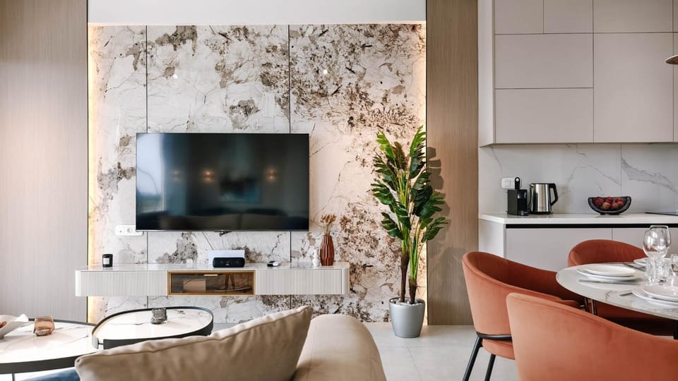 TV and multimedia, Kitchen or kitchenette, Living room, Seating area, Dining area