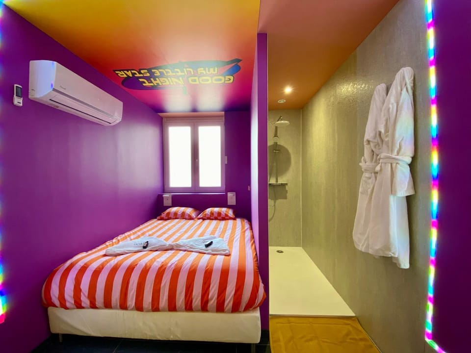 Shower, Bed, Bathroom, Photo of the whole room, Bedroom, towels, air conditioner