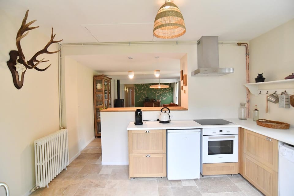Kitchen or kitchenette, dishwasher, minibar, oven, stove