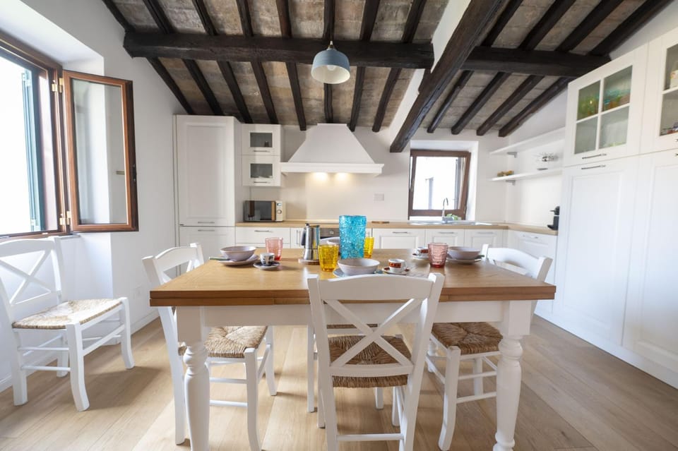 Kitchen or kitchenette, Living room, Food and drinks, Dining area